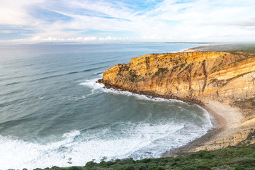 Die wilde Küste am Cabo Espichel nahe Sesimbra, Portugal