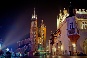 Fototapeta na wymiar Historic ancient market square in Krakow. Cloth Hall and Mariacki Church