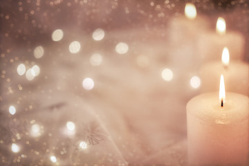4 weiße Kerzen in weihnachtlicher, verträumter Dekoration