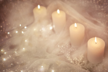 4 weiße Kerzen in weihnachtlicher, verträumter Dekoration