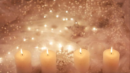 4 weiße Kerzen in weihnachtlicher, verträumter Dekoration