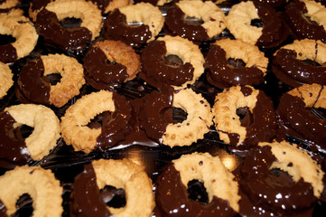 Plätzchen die gerade mit Schoko Glasur überzogen sind
