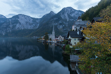 Fototapeta premium Beautiful landscapes in Hallstatt in a foggy day, a Lakeside Village in dusk, Austria