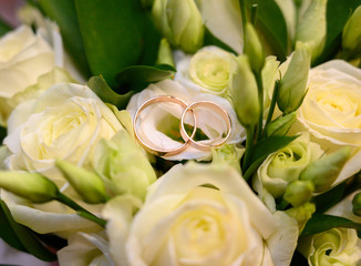 Fototapeta premium bouquet of white roses and gold rings