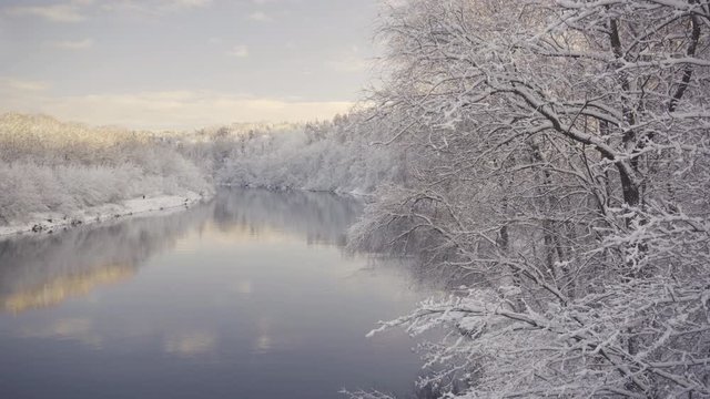 The first day of winter with snow on the river