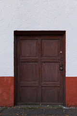 Fototapeta na wymiar puerta de madera cafe oscuro estilo colonial