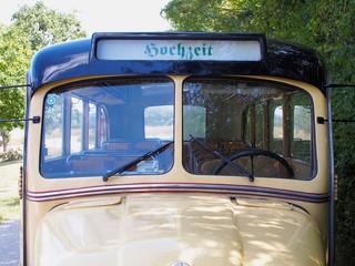 Chauffeur - Oldtimerbus befördert Hochzeitsgäste zur Kirche © Glaser
