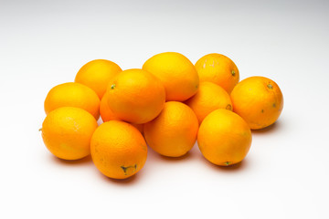 La fruta de la naranja y del limón son cítricos llenos de vitamina C, La naranja es mucho más dulce, el limón es más ácido, se pueden comer crudas en zumo y como postre