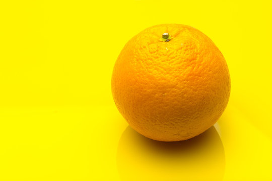La fruta de la naranja y del lim&oacute;n son c&iacute;tricos llenos de vitamina C, La naranja es mucho m&aacute;s dulce, el lim&oacute;n es m&aacute;s &aacute;cido, se pueden comer crudas en zumo y como postre