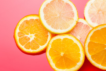 La fruta de la naranja y del limón son cítricos llenos de vitamina C, La naranja es mucho más dulce, el limón es más ácido, se pueden comer crudas en zumo y como postre