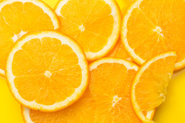 La fruta de la naranja y del limón son cítricos llenos de vitamina C, La naranja es mucho más dulce, el limón es más ácido, se pueden comer crudas en zumo y como postre