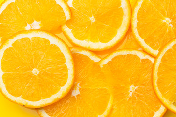 Naranja es una fruta cítrica que se da en invierno, rica en vitamina C; con un agradable aroma, se puede comer cruda o bien exprimir y hacer zumos