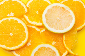 La fruta de la naranja y del limón son cítricos llenos de vitamina C, La naranja es mucho más dulce, el limón es más ácido, se pueden comer crudas en zumo y como postre