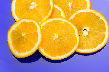 Rodajas de naranja y limón, frutas cítricas, llenas de vitamina y salud