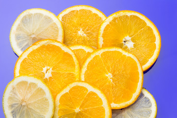 Rodajas de naranja y limón, frutas cítricas, llenas de vitamina y salud