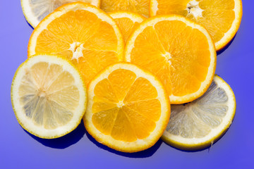 Rodajas de naranja y limón, frutas cítricas, llenas de vitamina y salud