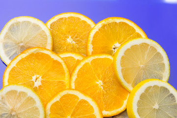 La fruta de la naranja y del limón son cítricos llenos de vitamina C, La naranja es mucho más dulce, el limón es más ácido, se pueden comer crudas en zumo y como postre