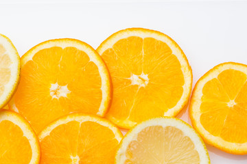 La fruta de la naranja y del limón son cítricos llenos de vitamina C, La naranja es mucho más dulce, el limón es más ácido, se pueden comer crudas en zumo y como postre