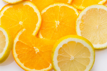 La fruta de la naranja y del limón son cítricos llenos de vitamina C, La naranja es mucho más dulce, el limón es más ácido, se pueden comer crudas en zumo y como postre