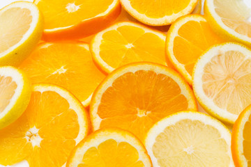 Rodajas de naranja y limón, frutas cítricas, llenas de vitamina y salud