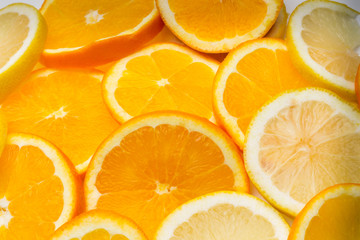 La fruta de la naranja y del limón son cítricos llenos de vitamina C, La naranja es mucho más dulce, el limón es más ácido, se pueden comer crudas en zumo y como postre