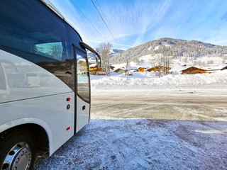 Reise Bus im Winter mit Skigebiet und Winterlandschaft