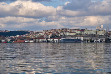 Obraz premium View from Topkapi Palace across the Golden horn Strait.