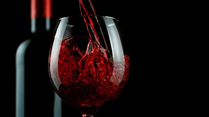 Fotobehang Detail van het gieten van rode wijn in glas © Jag_cz