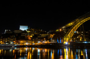 Fototapeta na wymiar Night view of the Dom Luis I bridge from the Villa Nova de Gaia dock