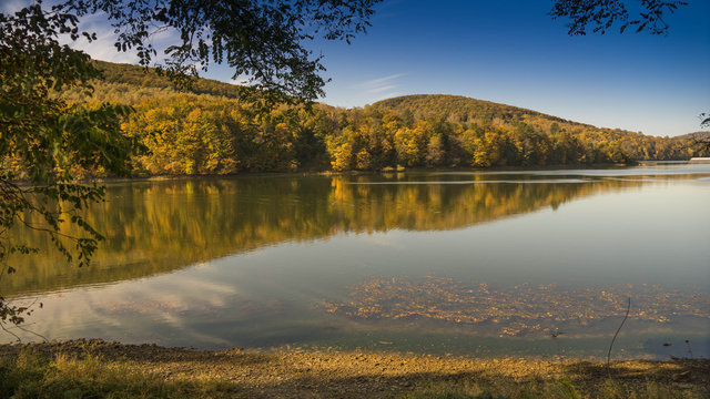 Bieszczady jesienią zalew Soliński