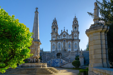 Santuário de Nossa Senhora dos Remédios with a pillar and a green tree