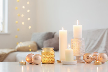 Obraz na płótnie Canvas Christmas decorations with candles at home