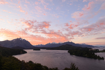 Vista del atardecer, Parque Nacional Nahuel Huapi, Lago Nahuel Huapi, San Carlos de Bariloche, Patagonia, Argentina. 