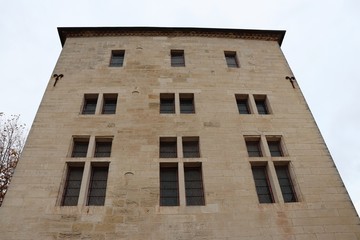 Fototapeta na wymiar Façade d'immeuble typique dans la ville fortifiée de Aigues Mortes - Département du Gard - Région Occitanie - France