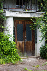 Fototapeta na wymiar door of abandoned house