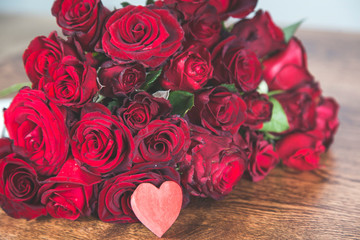 Fototapeta na wymiar red roses with red heart