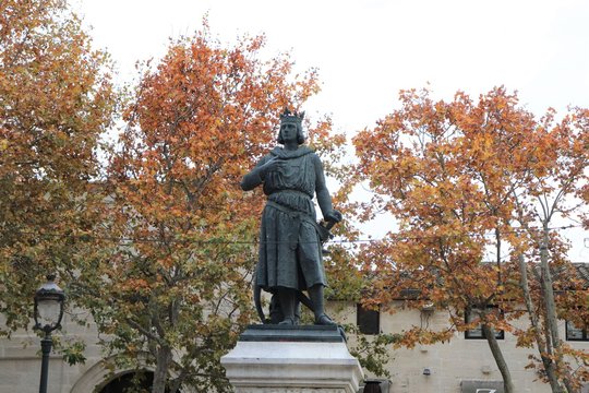 Statue du roi de France Louis IX surnommé "Saint Louis" dans le village de Aigues Mortes - Département du Gard - Région Occitanie - France