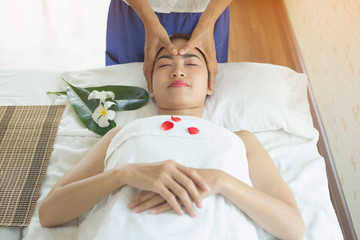 Obraz na płótnie Canvas Young woman massage treatment spa in spa salon