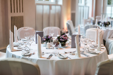dekorierter Tisch auf Hochzeit in Weiß