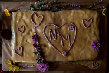 hausgemachte Torte mit Verzierung aus Marzipan