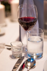 Rotwein, Schnaps und Wasserglas