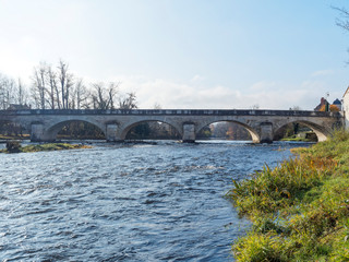 Pont d'Ebreuil sur la Route Départementale 998 à Ebreuil en Allier franchissant la rivière Sioule 