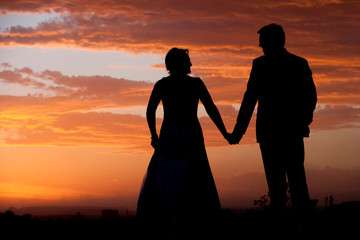 Fototapeta na wymiar Wedding couple with Beautiful sunset