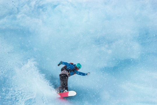 Snowboarder snowboarding in powder snow