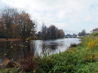 Paysage d'Auvergne. Au fil de l'eau en Allier. Le cours de la Sioule en aval du Pont d'Ebreuil
