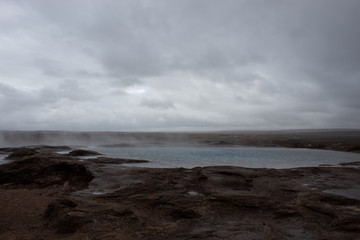 Obraz premium The original geysir in Iceland on a cloudy day