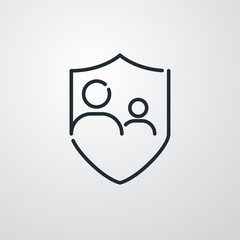 Símbolo control parental. Icono plano lineal familia en escudo en fondo gris