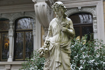 Frauenstatue in Z&uuml;rich bei der Villa museum patumbah