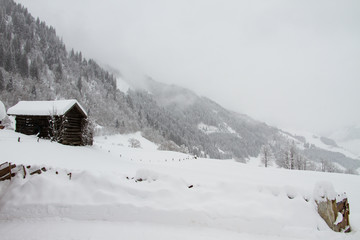 Scheune im Schnee in den Österreichischen Alpen 