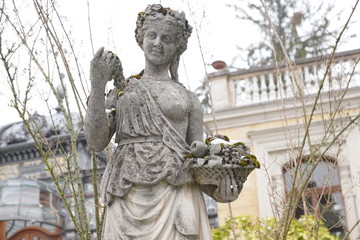 eine frauenstatue in zürich an der villa patumbah